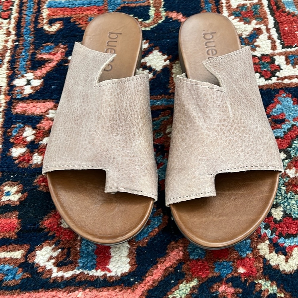 Bueno Tula Beige Leather sandals size 39 eu. Size 9 us.